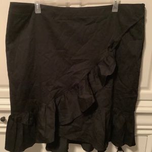 New with tag woman’s Isaac Mizrahi 24W black skirt with ruffle